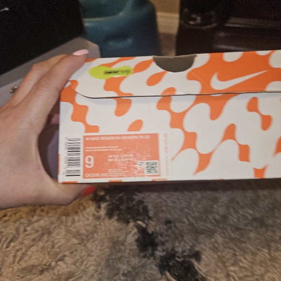 Nike - Picture 2 of 7